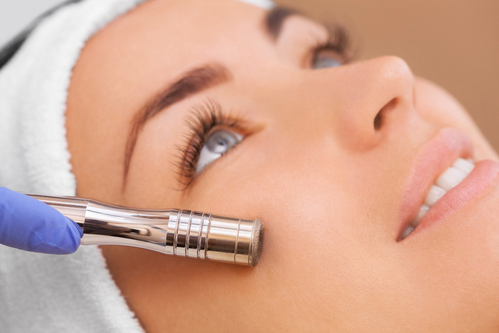 Durch die Microdermabrasion zu einer aufnahmefähigen Haut für Hauflegeprodukte und Wirkstoffe