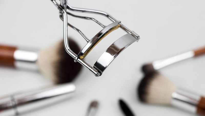 Gesichtsbehandlung mit Augenbrauen und Wimpern formen und färben